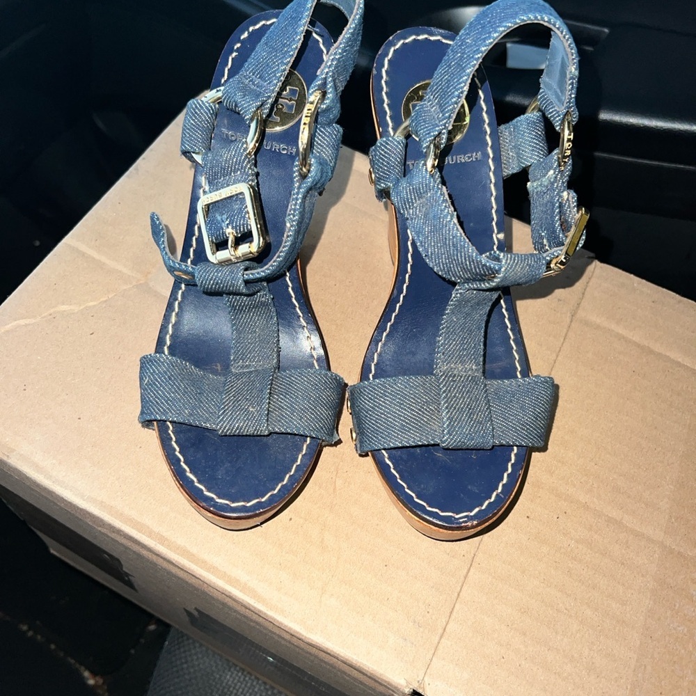 Tory Burch Navy Denim Wedges with Gold Buckle - Picture 3 of 7